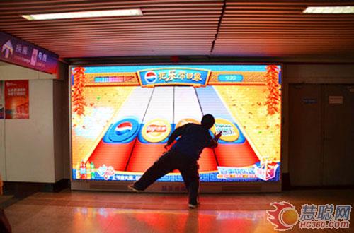 上海地铁互动：LED显示屏玩转《节奏大师》