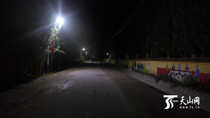 和硕县乌什塔拉乡则格德恩呼都格村20盏太阳能路灯照亮夜路